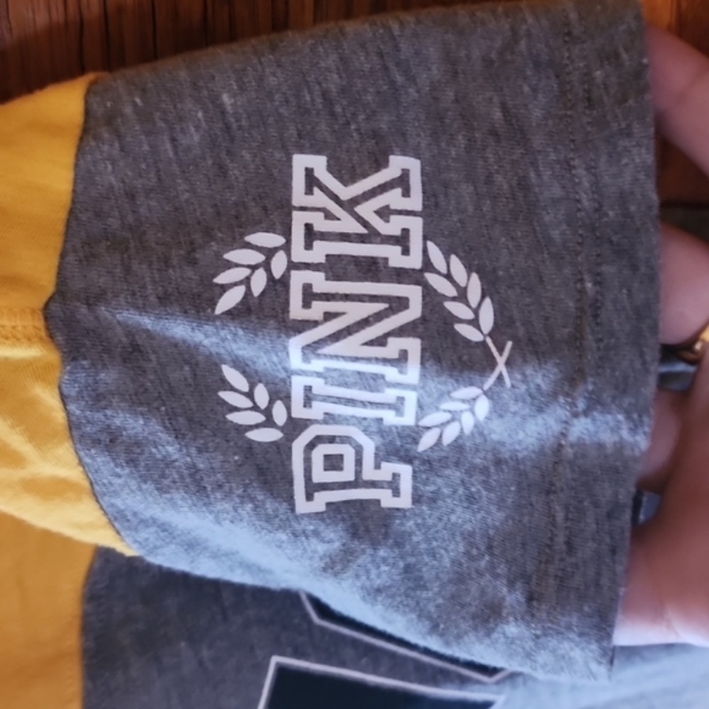 ⭐️3/$20⭐️Pink Victoria Secret t-shirt‎ - Picture 3 of 7